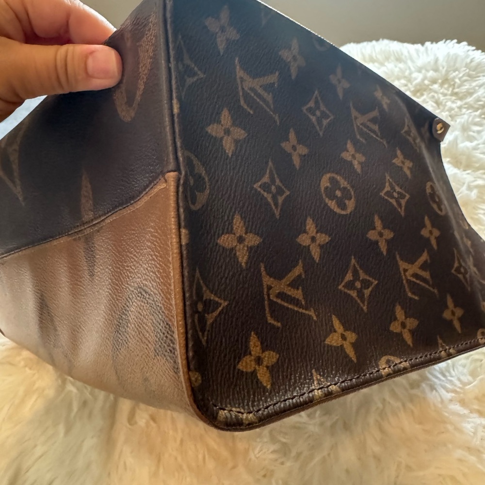 Louis Vuitton OnTheGo - Picture 11 of 16